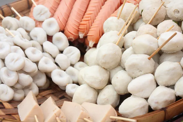 Köfteler ve sosisler buğulandı, Tayland sokak yemekleri.