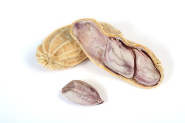 beyaz arkaplanda fıstıklar