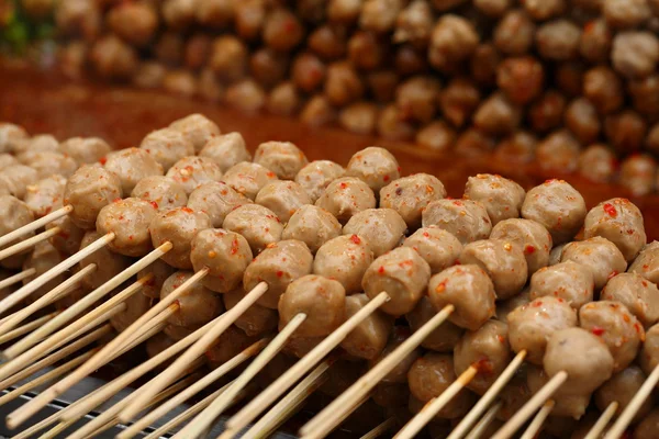 Polpette alla griglia con salsa piccante . — Foto Stock