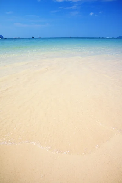 Tropikalna plaża i morze — Zdjęcie stockowe