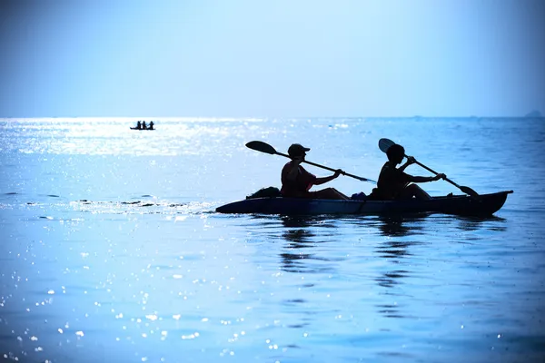 Two female kayaking — Stock Photo, Image