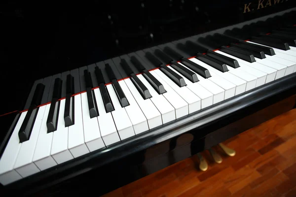 Чорний фортепіано — стокове фото
