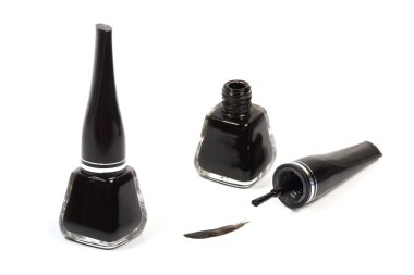 Beyaz arka planda siyah oje şişesi