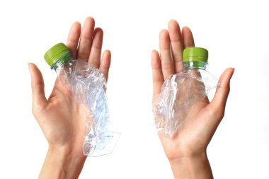 el gösteren geri dönüştürülmüş plastik şişe