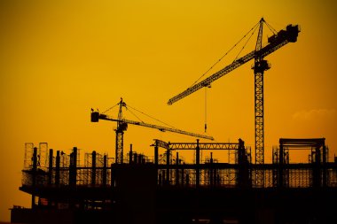 Endüstriyel İnşaat vinçleri ve bina silhouettes