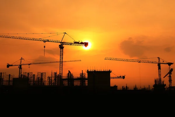 Industrial construction cranes and building silhouettes — Stock Photo, Image