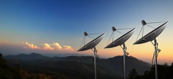 Antena parabólica com pôr do sol — Fotografia de Stock