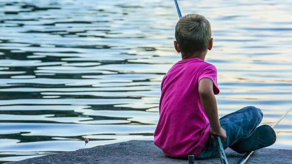 Ragazzo pesca — Foto Stock