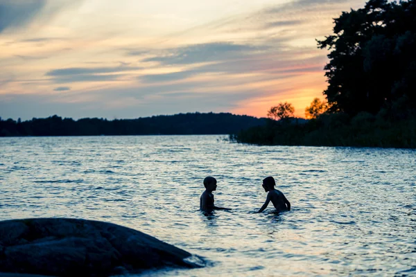 Nuoto notturno — Foto Stock