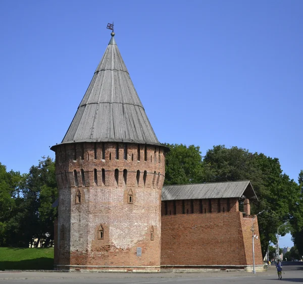 Mennydörgés torony a vár falán, Smolensk, Oroszország — Stock Fotó