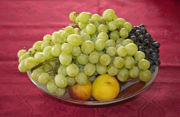 Grapes and nectarines on plate — Stock Photo, Image