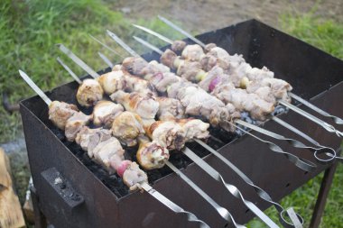 şiş kebap ızgara üzerinde