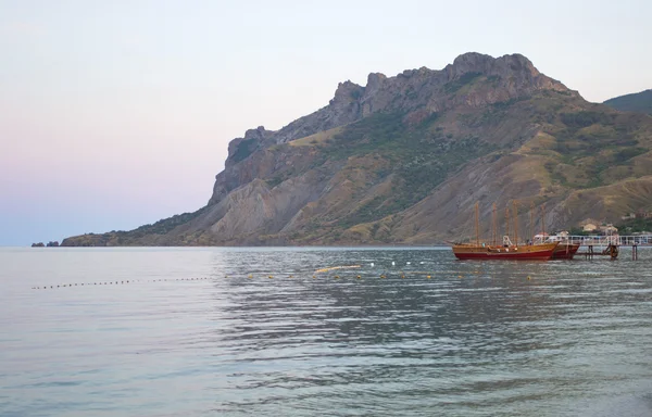 Vista al mar con roca y barco — Foto de Stock