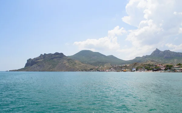 Vista dal mare sulla località estiva — Foto Stock