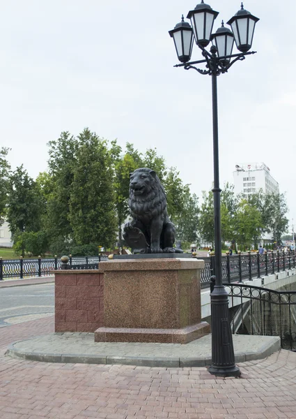 Lejon och lampa nära pusklinsky bridge — Stockfoto