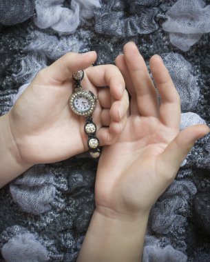 zaman uzağa gidiyor