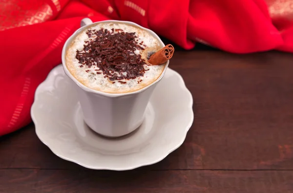 Cappuccino mit Zimtstange — Stockfoto