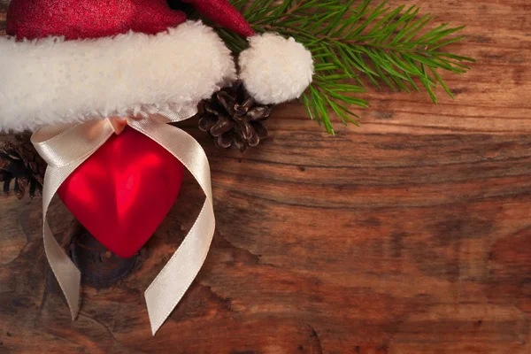 Čepice Santa s vánoční koule — Stock fotografie