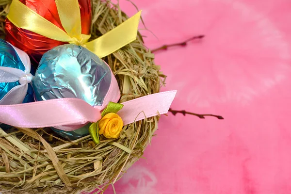 Huevos de Pascua con cinta de satén — Foto de Stock