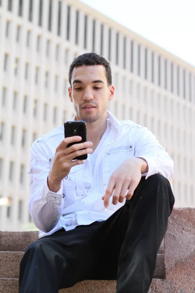 beyaz gömlek cep telefonunda sohbet içinde yakışıklı genç