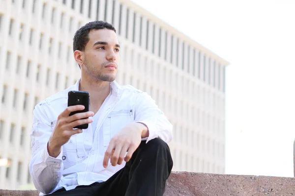beyaz gömlek cep telefonunda sohbet içinde yakışıklı genç