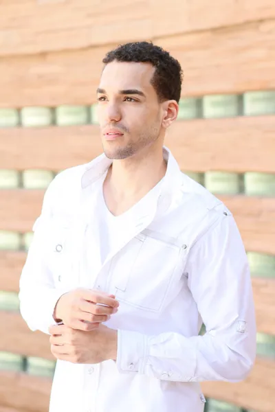 Retrato de homem bonito jovem em camisa branca — Fotografia de Stock