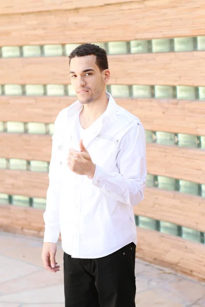 Retrato de homem bonito jovem em camisa branca — Fotografia de Stock