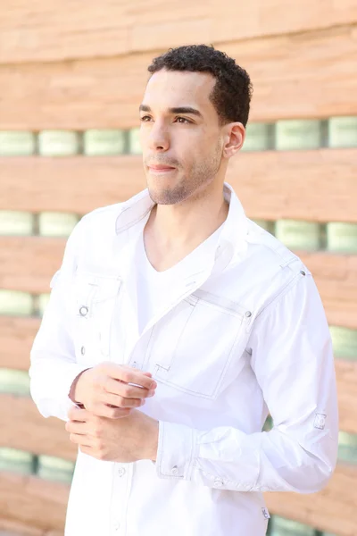 Retrato de homem bonito jovem em camisa branca Imagem De Stock