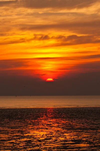 Zonsondergang boven meer — Stockfoto