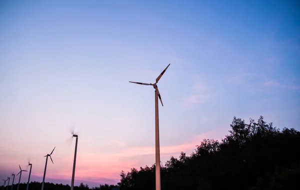 Eko energie, větrné turbíny — Stock fotografie