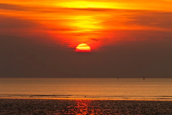 Zonsondergang boven meer — Stockfoto