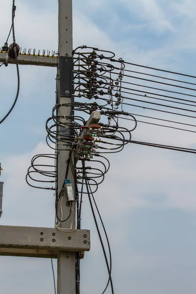 Poste électrique dans le ciel bleu — Photo