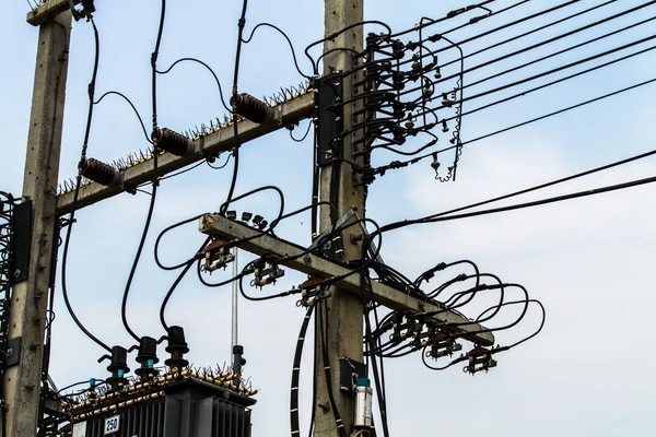 Poste électrique dans le ciel bleu — Photo