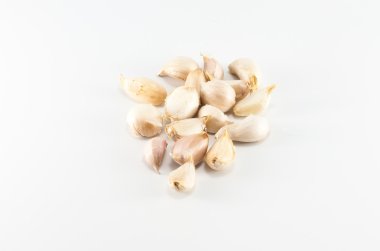 Beyaz arkaplanda sarımsak izole edilmiş.