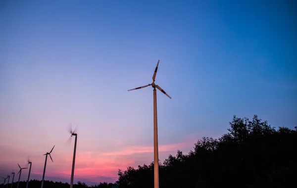 Eko energie, větrné turbíny — Stock fotografie