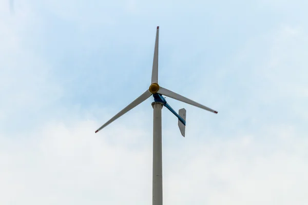 Windmühlen zur Stromerzeugung aus erneuerbaren Energien — Stockfoto