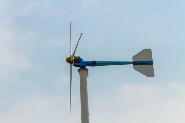 Windmühlen zur Stromerzeugung aus erneuerbaren Energien — Stockfoto