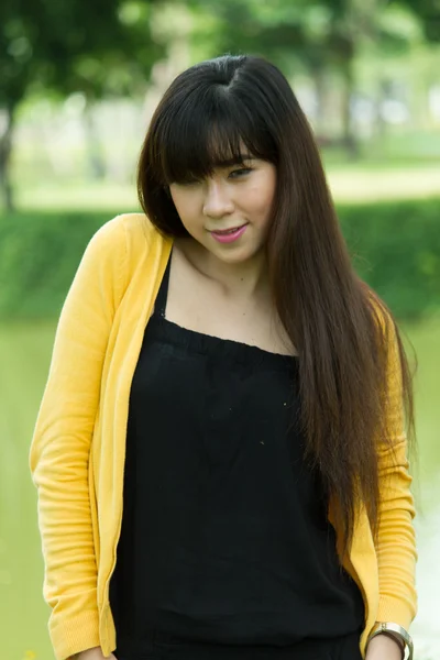 Portrét mladé asijské ženy — Stock fotografie