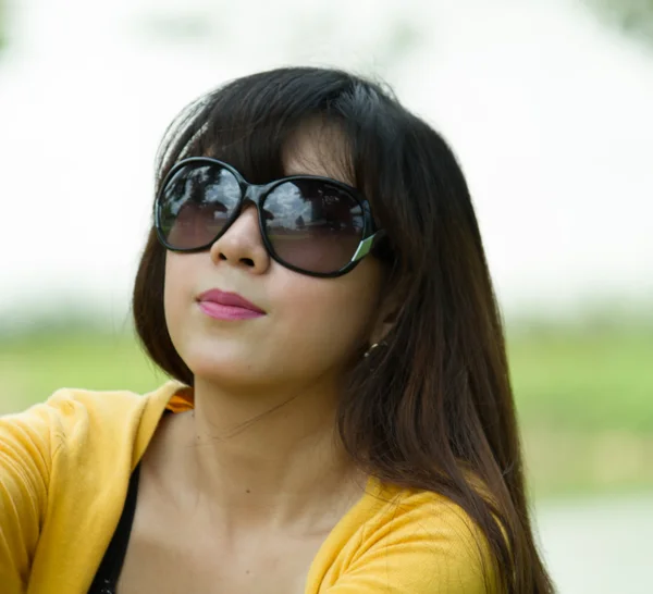 Retrato de mujer asiática joven — Foto de Stock