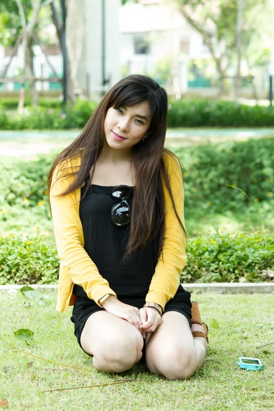 Retrato de mujer asiática joven — Foto de Stock
