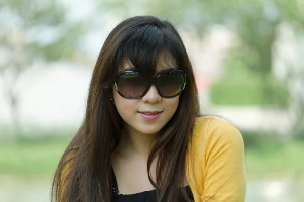 Porträtt av ung asiatisk kvinna — Stockfoto