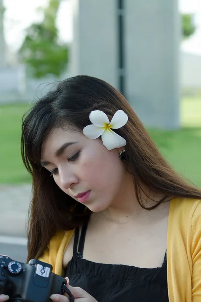 Retrato de mujer asiática joven — Foto de Stock