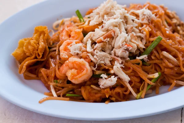 Thajské jídlo Pad thai, smažené nudle s krevetami — Stock fotografie