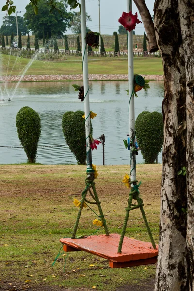 Balançoire suspendue dans jardin — Photo