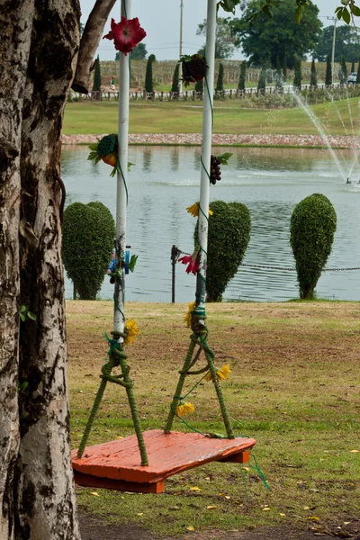 Swing hängande i trädgården — Stockfoto