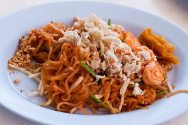 Tayland yemeği, Tayland yemeği, karidesli erişte kızartması.