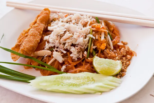 Thai food Pad thai , Stir fry noodles with shrimp — Stock Photo, Image