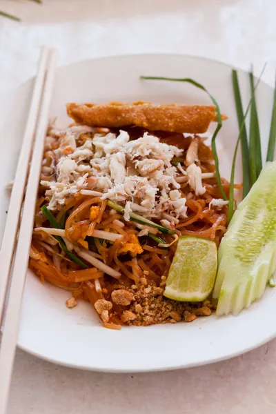 อาหารไทย ผัดไทย ผัดบะหมี่ทอดกับกุ้ง — ภาพถ่ายสต็อก