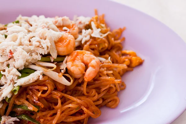 Comida tailandesa Almofada tailandesa, Mexer macarrão frito com camarão — Fotografia de Stock