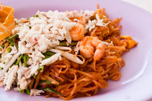 Comida tailandesa Almofada tailandesa, Mexer macarrão frito com camarão — Fotografia de Stock